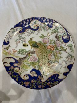 Imari ware A modern Japanese decorative porcelain plate with a peacock motif.
