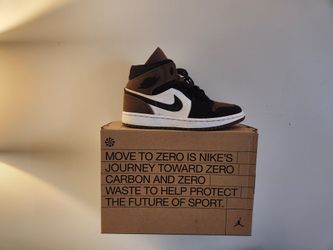 Jordan 1s Mid Olive Toe Woman's 7 1/2