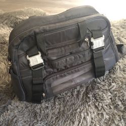 Lug travel bag with padded shoulder strap and hand straps . Great condition many compartments, $10.