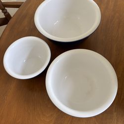 Set a three Cornell bowls in excellent condition