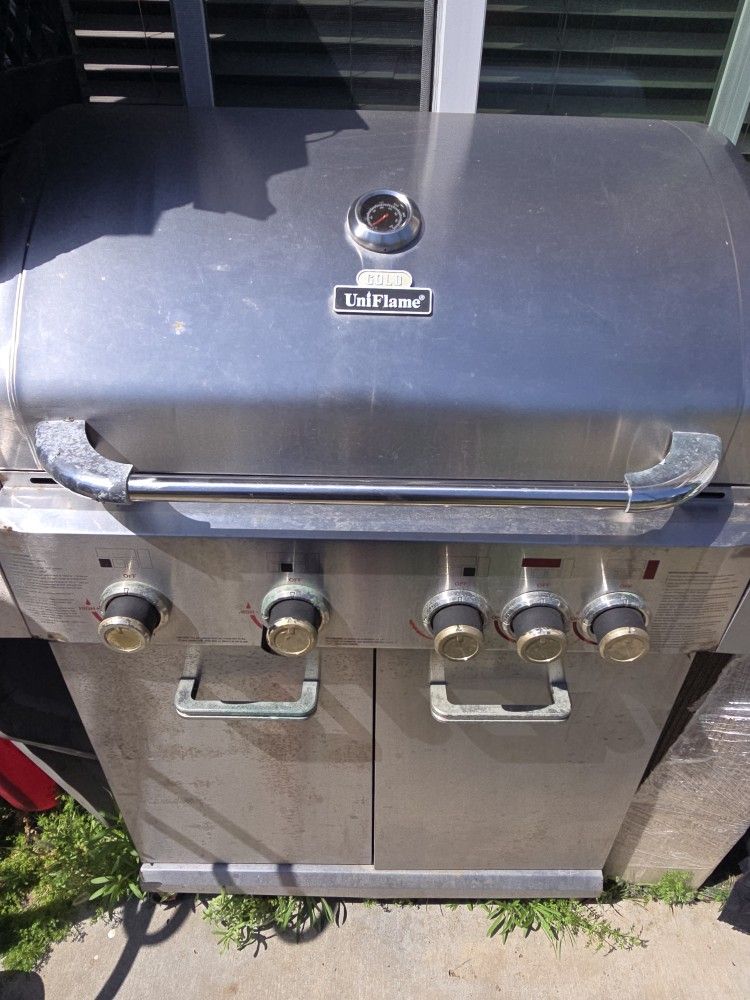 UniFlame GOLD Series Propane BBQ 