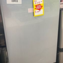 Magic Chef HMR330SEF mini Fridge ZZ