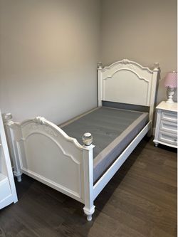 Girls Bedroom Set – Bed, dresser and Mirror
