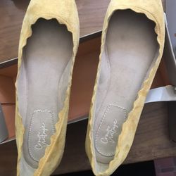 IN BOX YELLOW FLATS!!! $20