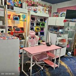 Set Pink  Escrito De Computer Y Silla Set $150