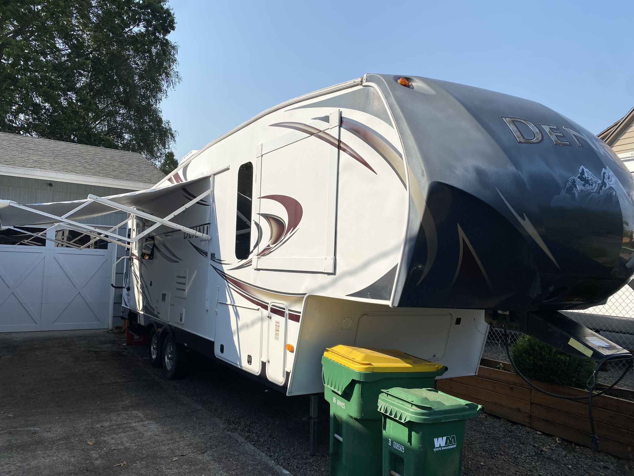 2012 Dutchmen Denali 262RLX 31' fifth wheel. trailer