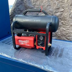 Milwaukee
M18 FUEL 18-Volt Lithium-Ion Brushless Cordless 2 Gal. Electric Compact Quiet Compressor (Tool-Only)