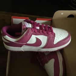 New Women’s Nike Dunk Low size 7.5