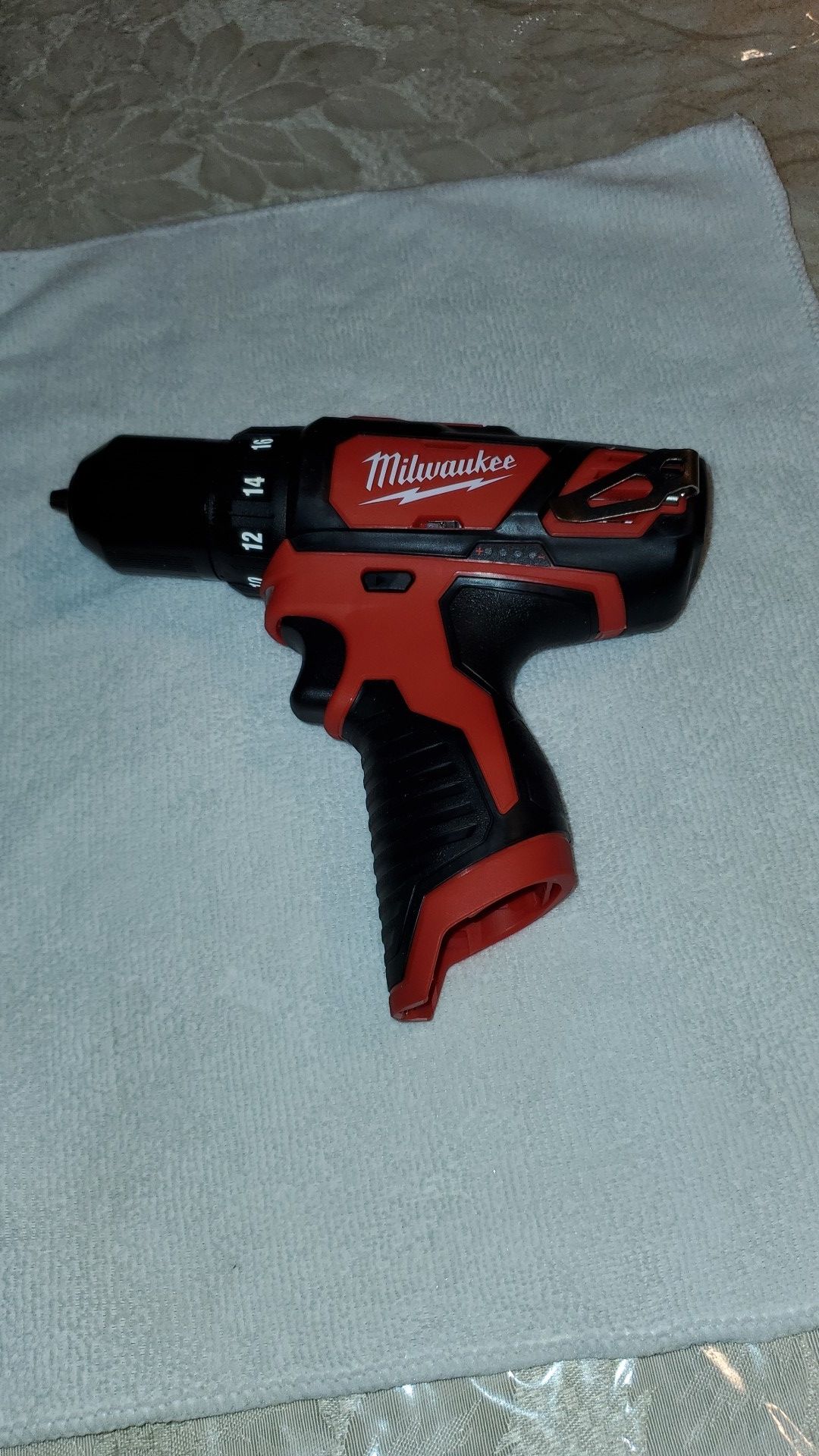 MILWAUKEE M12V 3/8 DRILL DRIVER TRABAJA BIEN ESTA NUEVO