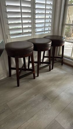 wooden backless bar stool with leather seat cushion