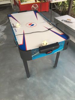 Air hockey table