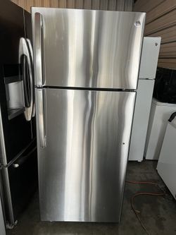 General Electric https://offerup.com/redirect/?o=MTguY3U=.ft Stainless Steel Fridge With Ice Maker