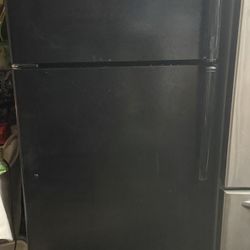 General Electric (GE) 15.6 cu refrigerator GTE16DTHBRBB. Black topfreezer