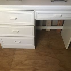 White wooden desk excellent condition made by Florida furniture