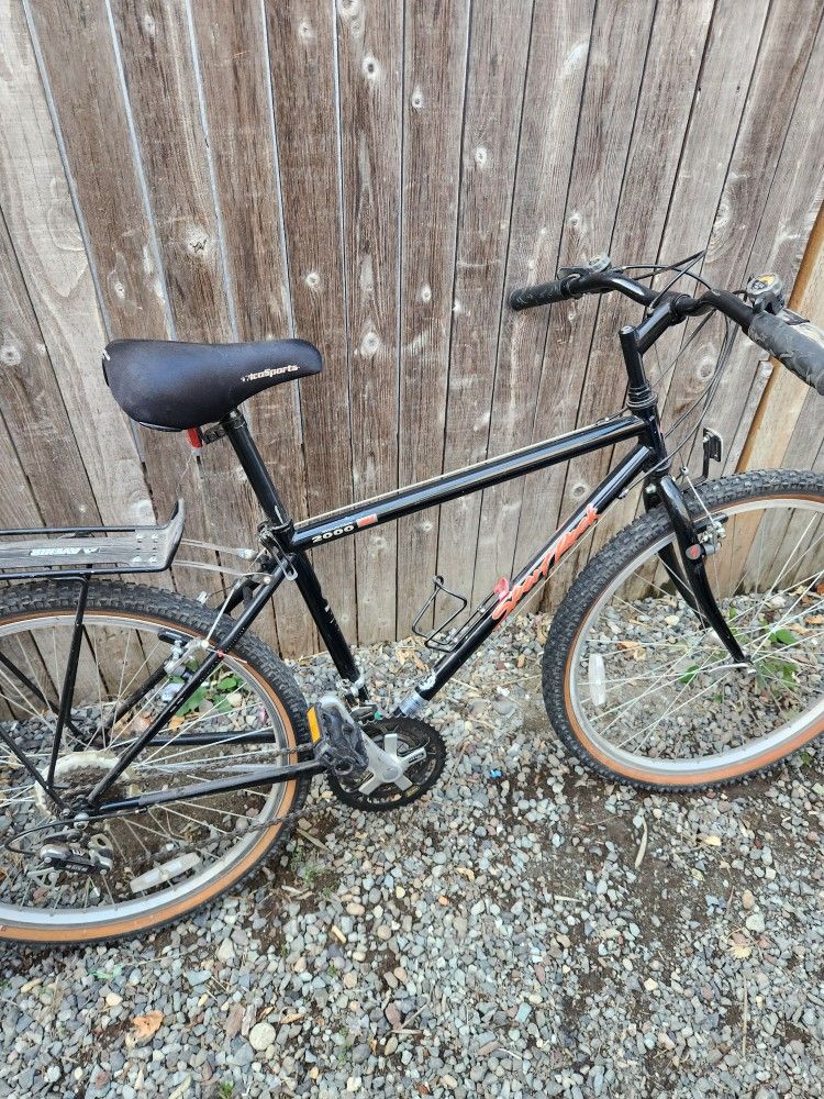 Vintage 90s Specialized Sport Rock Mountain 2000 17in mountain bike city bike great condition
This is a great bike from the late '90s