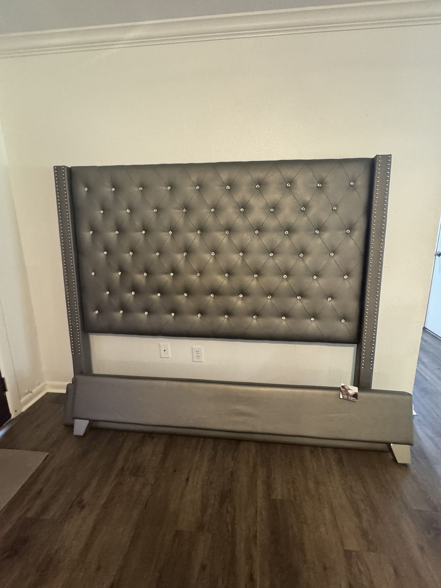 King bed Sofia Vergara collection