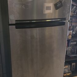 Whirlpool 18 cu Ft Top Freezer refrigerator In Stainless Steel