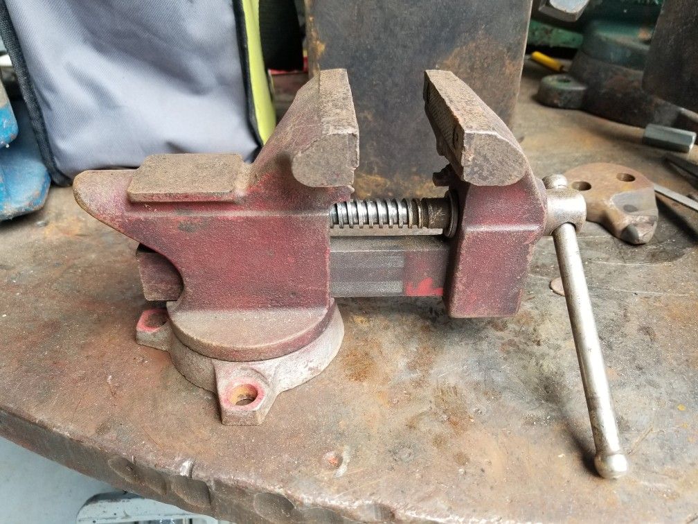 BENCH VISE