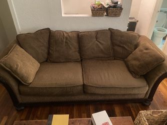 Free Bernhardt Couch!! Up 3 flights of stairs. Provide you’re own moving crew.