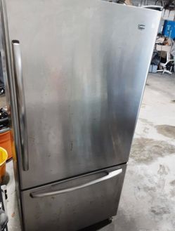 Maytag Stainless Steel Refrigerator – Bottom Freezer & Ice Maker( works Great)