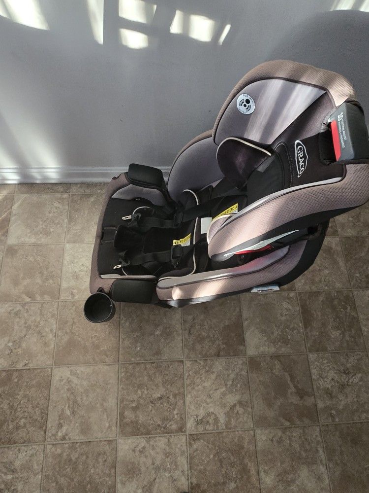 Pre-owned Graco Car Seat Sale For Both Rear-facing And Forward-facing 