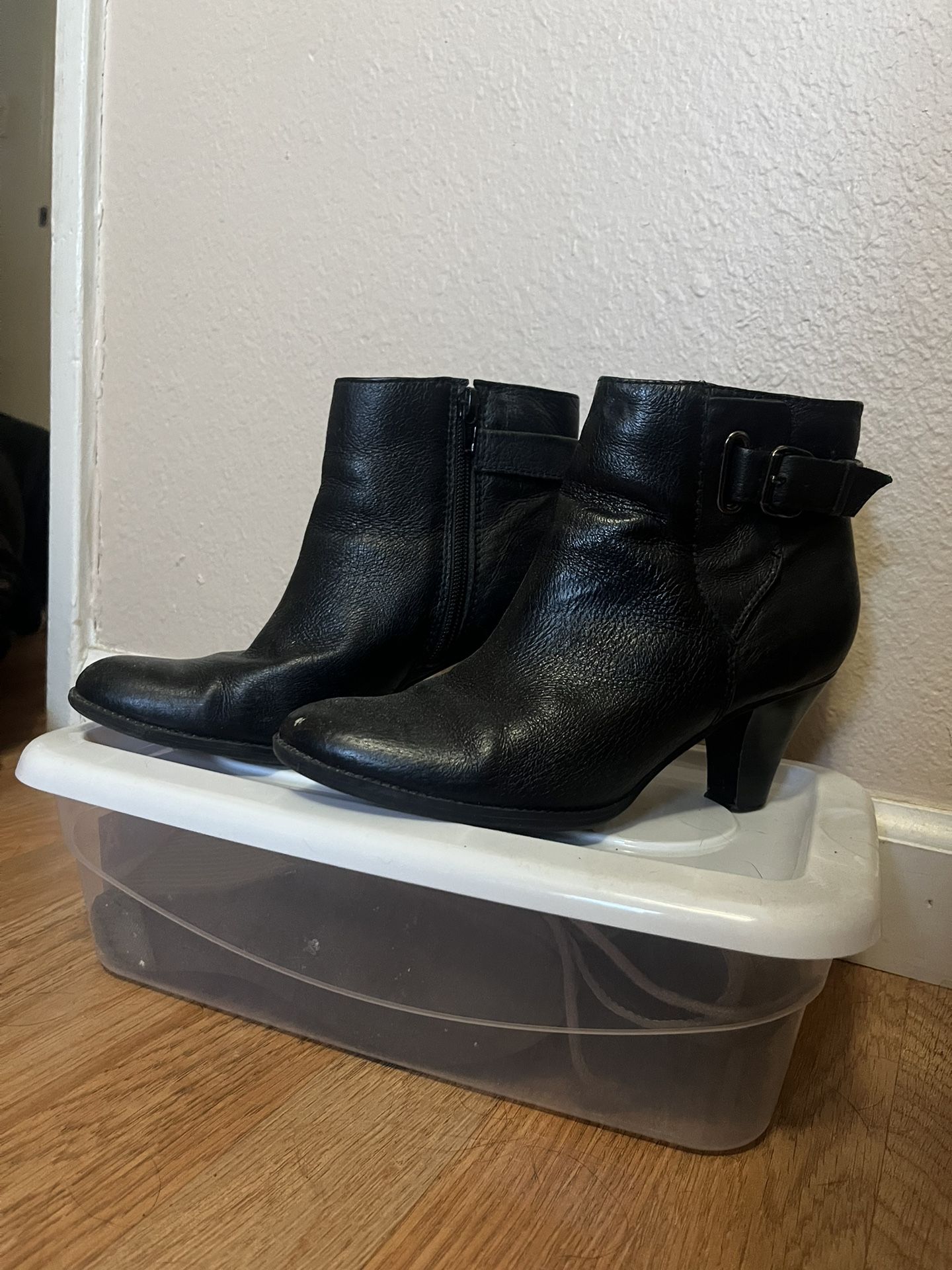 Women’s Leather Ankle Boot Black 7M