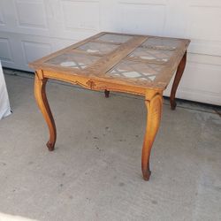 Dining Table In Excellent Condition 