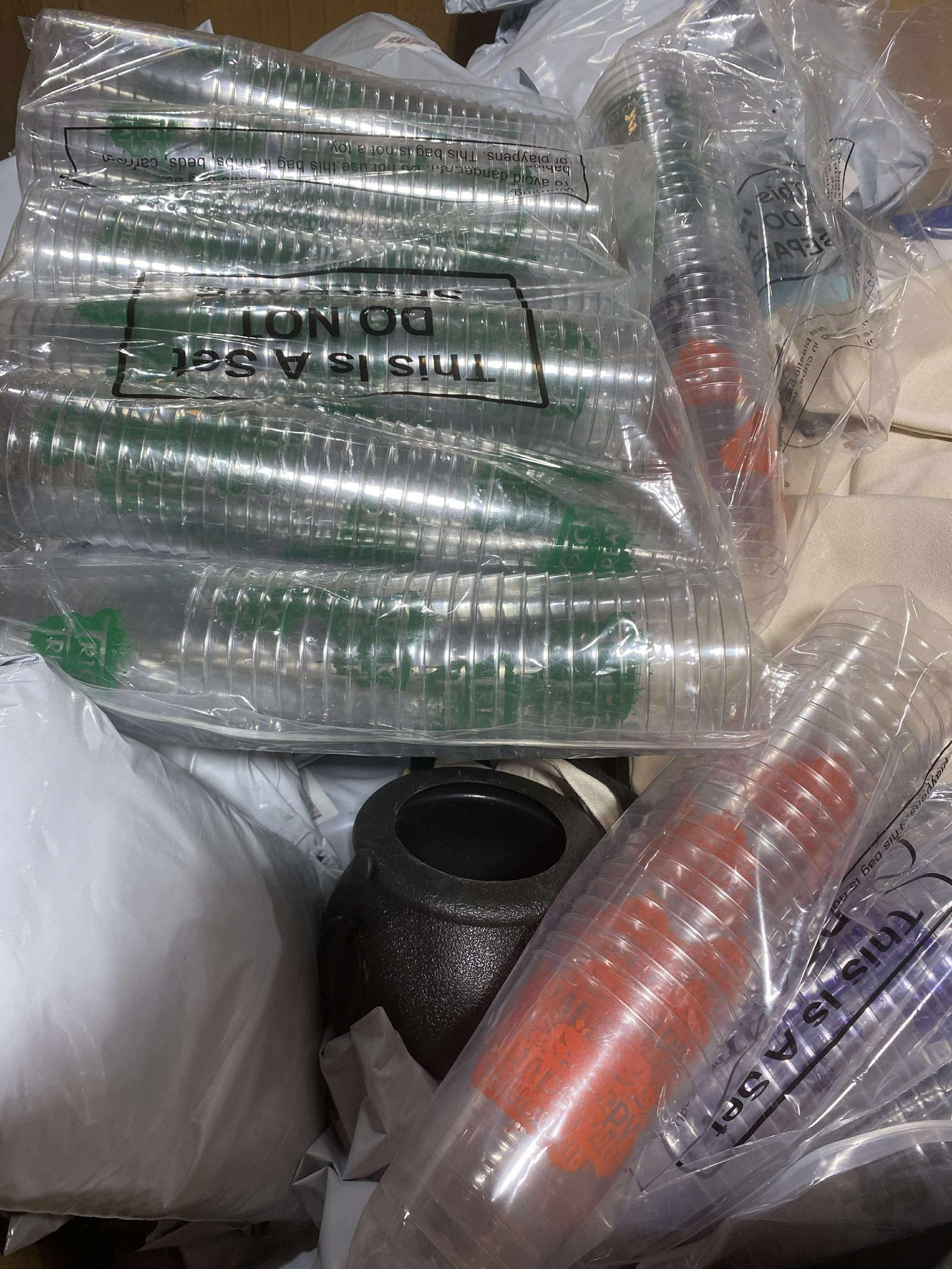 100 PCS Halloween Party Cups 16 oz halloween plastic cups 16 oz Assorted Colors