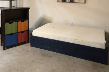 Wood Twin bed with underneath drawer storage⭐️⭐️⭐️🚚