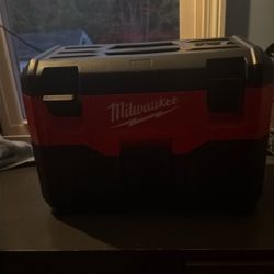 Milwaukee 2 gallon vacuum with M 18 9.0 high demand battery 