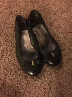 Women’s black flats
