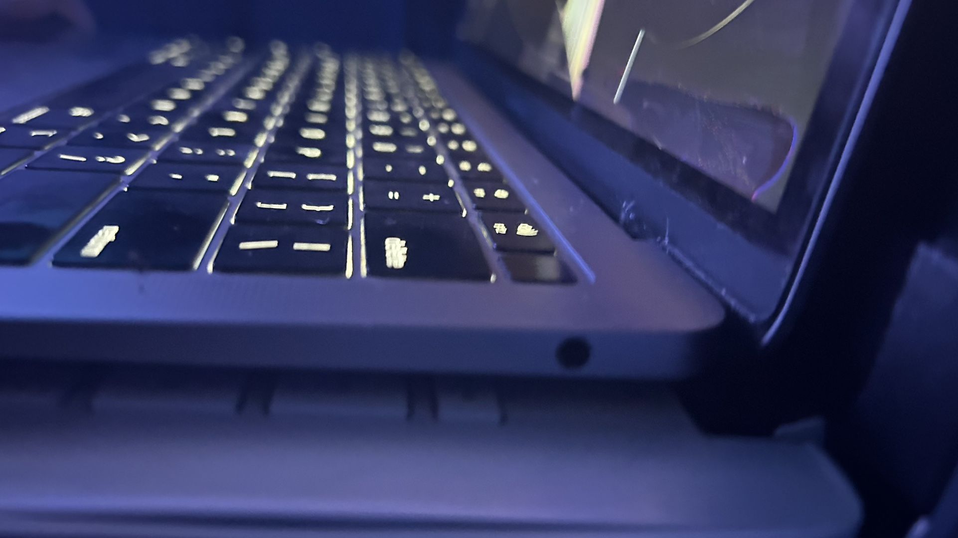 MacBook Air 13” Retina (2019, 256GB) –CrackedScreen– Works Great (temp price reduction 2night only)