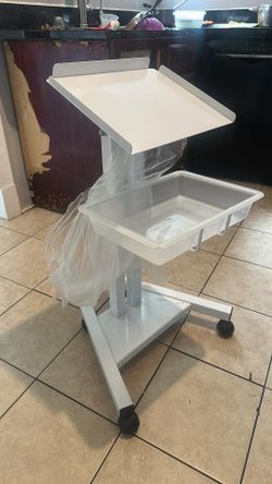 Rolling equipment cart