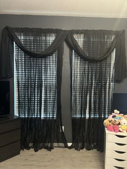Black Curtain 
