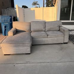 Bobs furniture sectional couch with pull out futon(Free Delivery 🚚)