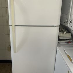 Kenmore White Refrigerator In Excellent Condition 
