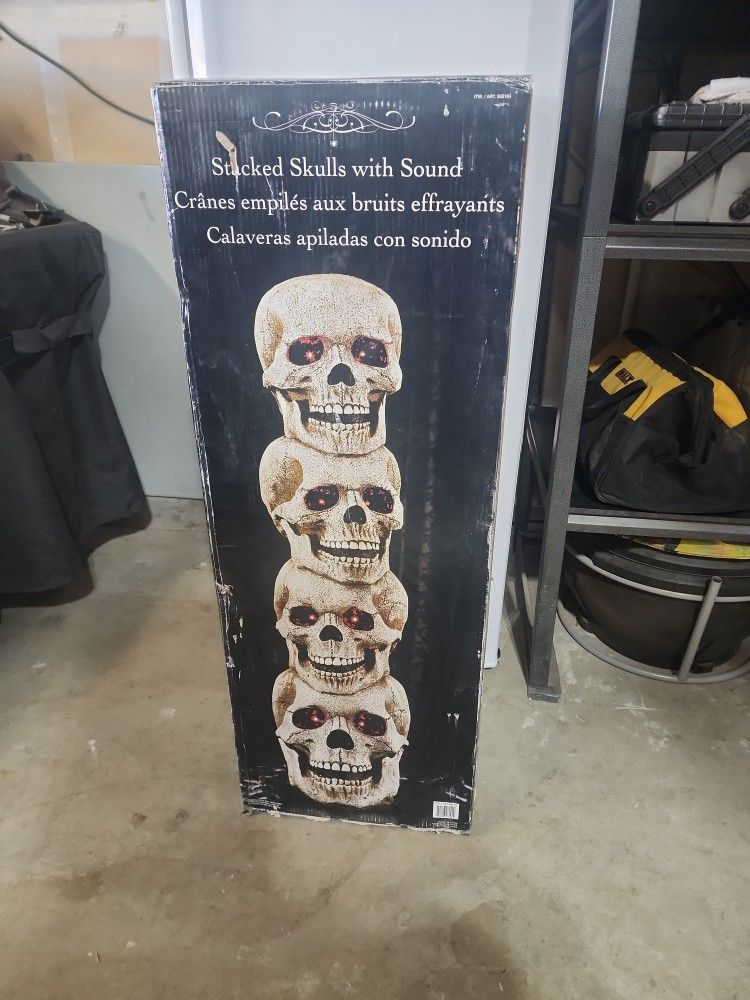 Stacked Skulls 