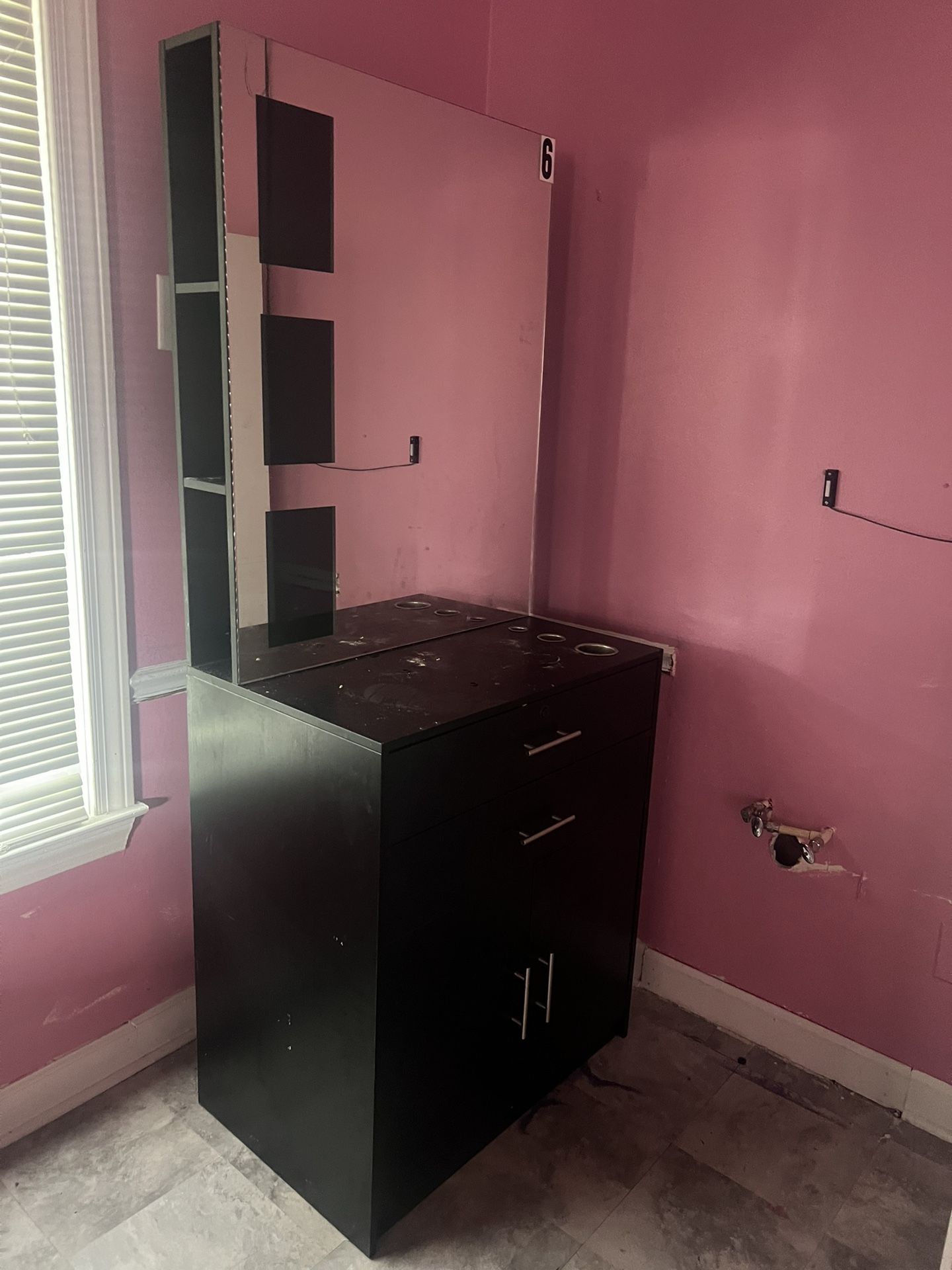 FREE Salon Station 