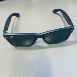 Authentic Ray-Ban New Wayfarer Classic Sunglasses - RB2132 622 - Size 52mm - Excellent Condition Brand: Ray-Ban (Made in Italy) Model: RB2132 New Wayf