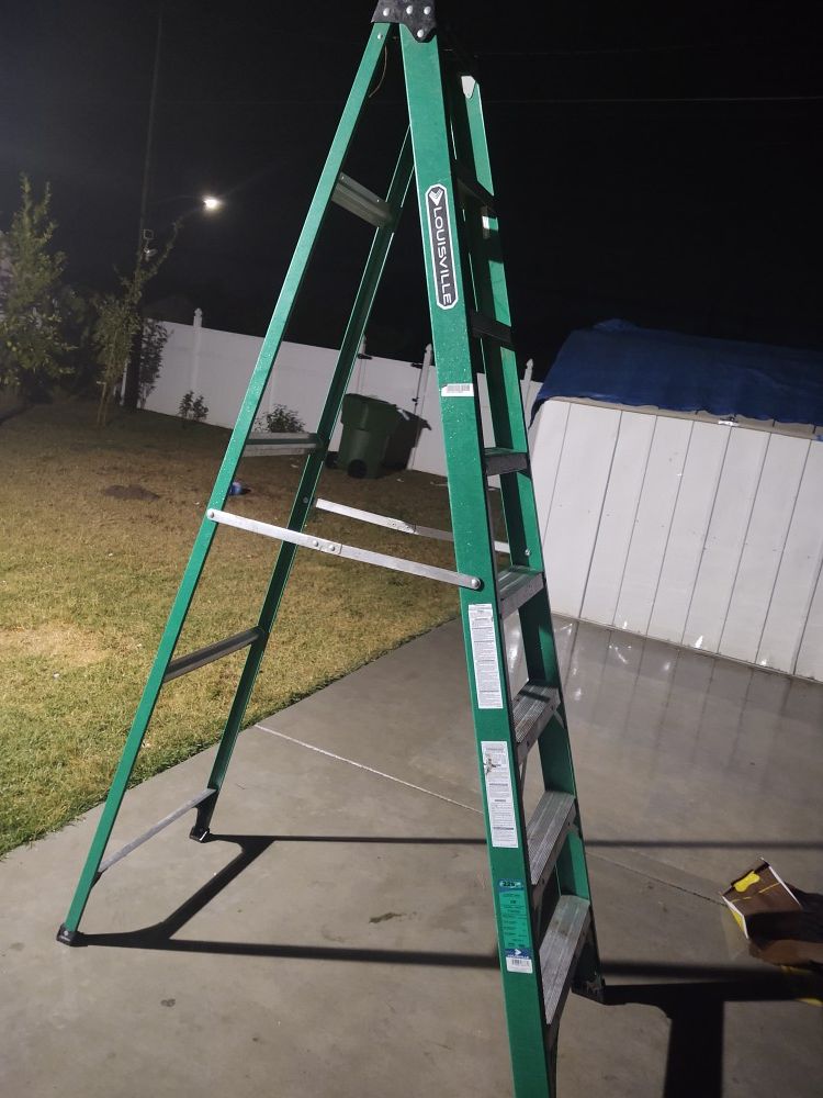 Louisville 8f ladder like new condition firm price or pay around 200