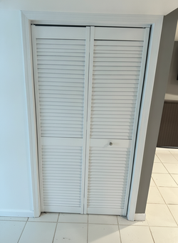 White Louvered Bifold Closet Doors � Approx. 30� x 80�