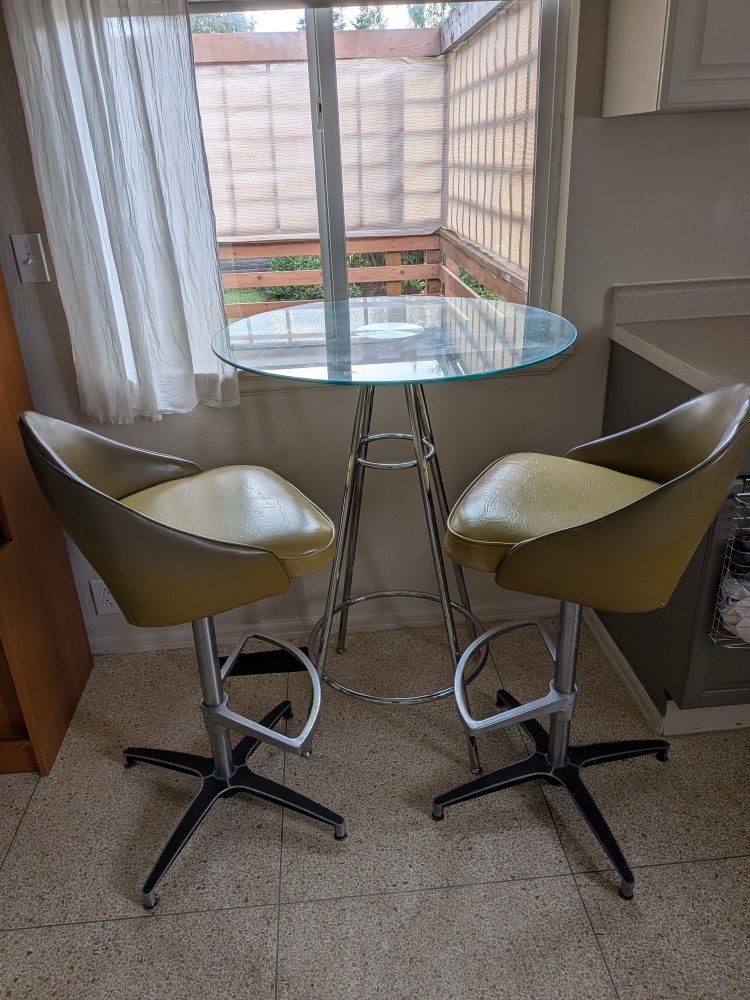 Glass Pub Table With Great Bar Stools