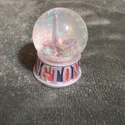 Small Washington DC Snow globe 