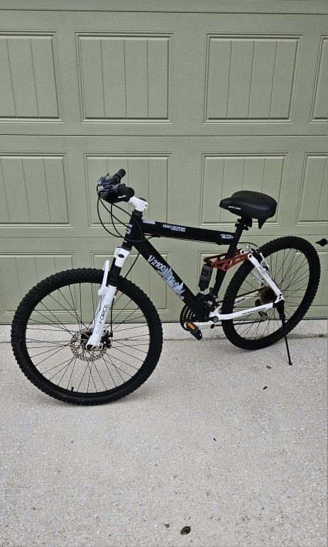 26" Mens Genesis V2100 mountain bike 21 speed