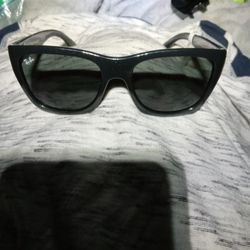 Various Ray Bans And Oakley Sunglasses 