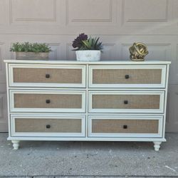 BEAUTIFUL BOHO CHIC DRESSER IN ANTIQUE WHITE & RATTAN 6 ROLLING DRAWERS 55X17X33 NEW CONDITION