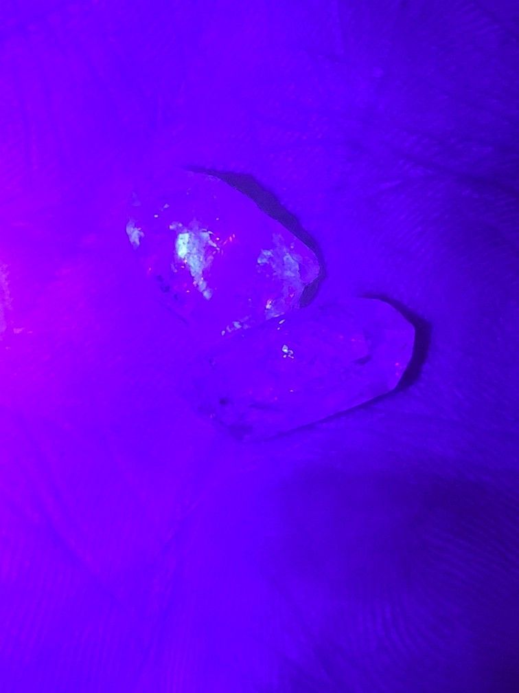 2pcs. Petroleum Quartz Crystal Fluorescent UV REACTIVE