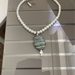 Graduated Pearl Necklace With Striated Grey Stone pendant