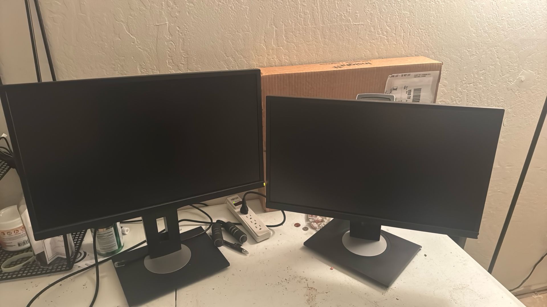 2 - 24inch ViewSonic Monitors W/ ThinkPad Doc