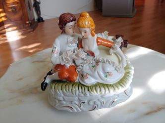 Music box with Victorian lady and man
